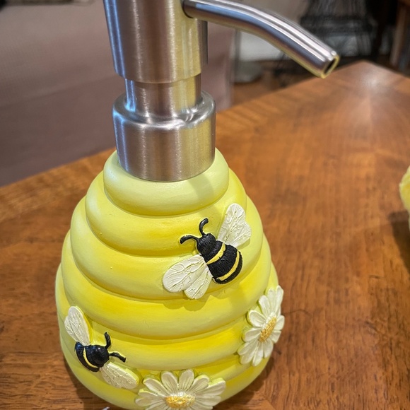 PRICE DROP! Cute Bee Theme Gift Set: Hand towel, soap dispenser & birthday card - Picture 5 of 11